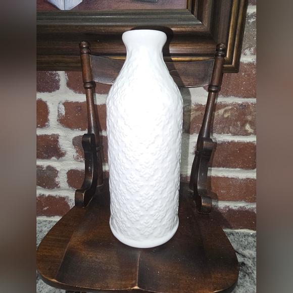 White PORCRLAIN VASE - Picture 2 of 5